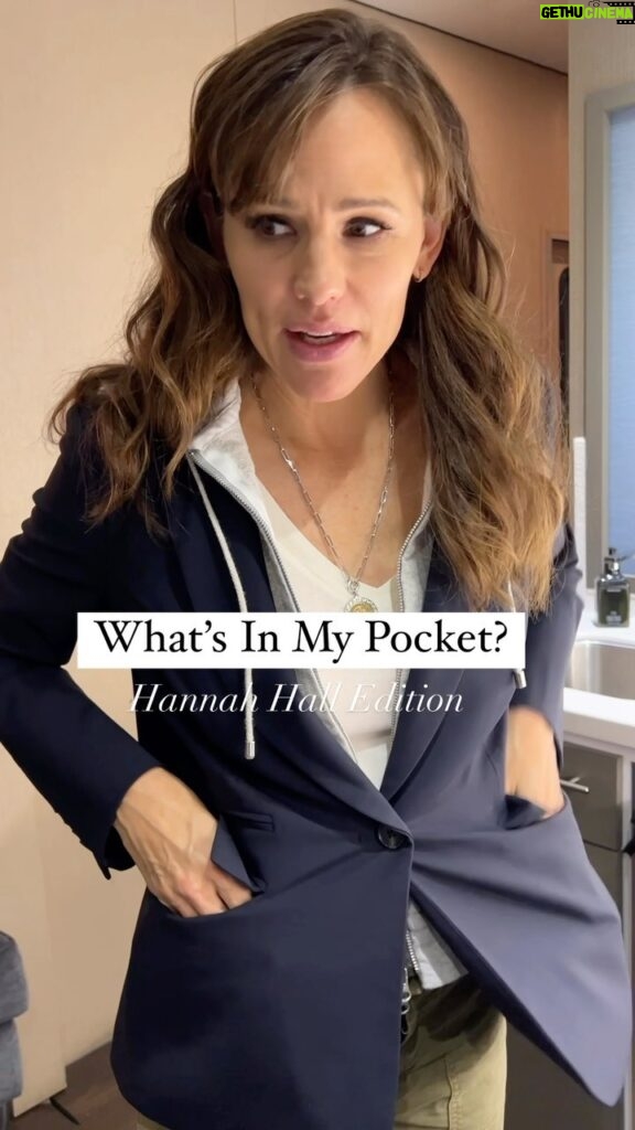 Jennifer Garner Instagram - “What’s In My Pocket?” — Hannah Hall Edition. 🏃🏻‍♀️#TheLastThingHeToldMe
