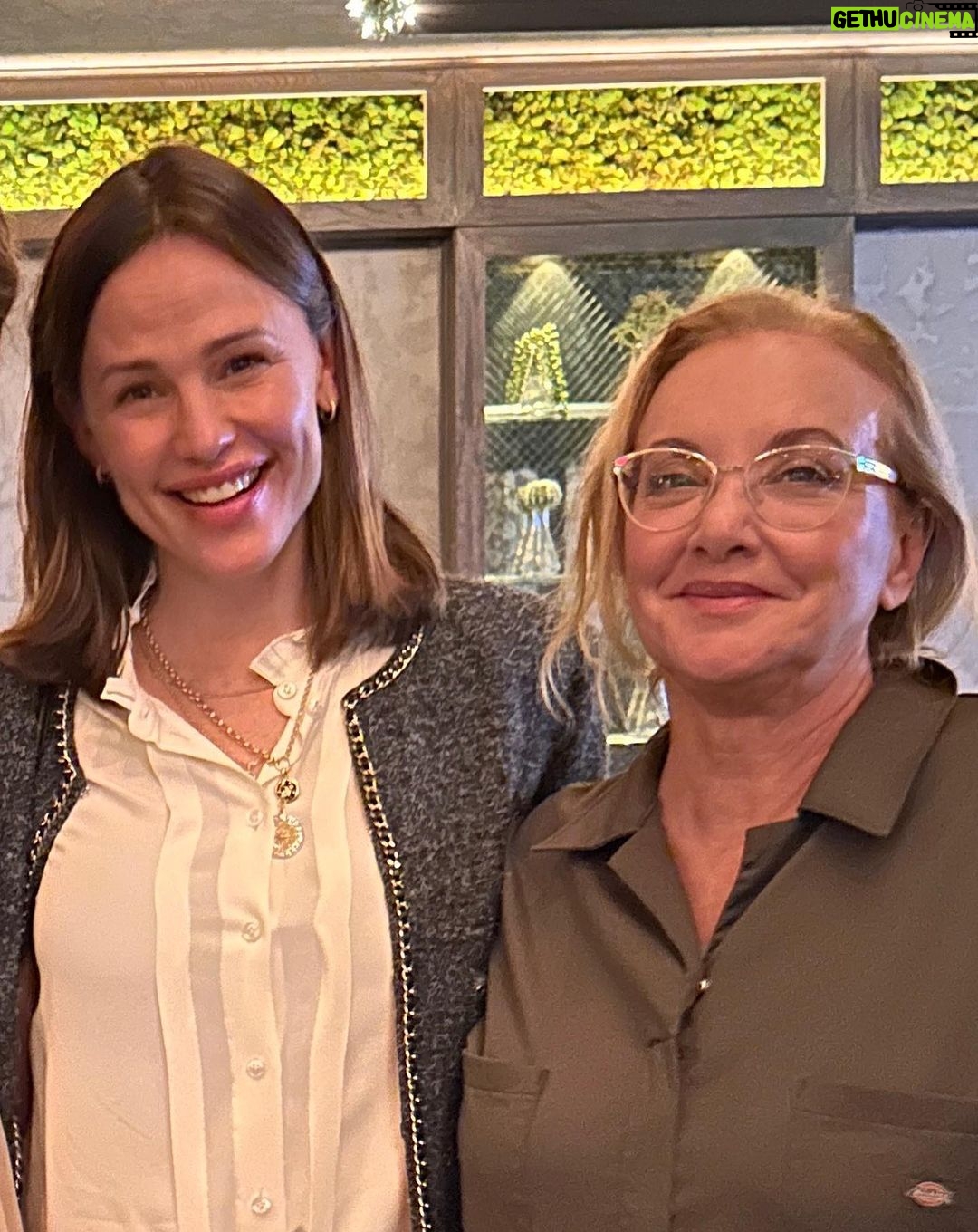 Jennifer Garner Instagram - If you are my person and you are on stage I’ll do what I can to see you. ♥️ @therealvictorgarber is my person. And on stage with incredible @jsmithcameron =⭐️♥️👏