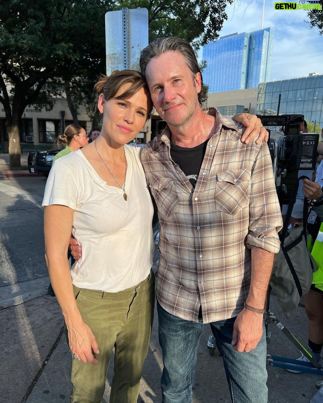 Jennifer Garner Instagram - A little behind-the-scenes of #TheLastThingHeToldMe. ๐ฌ๐ฉโ๐งโฅ๏ธ