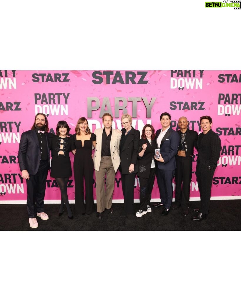Jennifer Garner Instagram - I joined Season 3 of @partydownstarz as a fan— who wouldn’t want to spend their days laughing with @mradamscott, @kenmarino, @meganomullally, @janelynchofficial, @martinstarr, @hiryanhansen, @tyrel_j_will, and my girl @zchao? #JohnEnbom’s and #DanEtheridge’s scripts were 🤌, and—my favorite episode (Ep 4— ”KSGY-95 Prizewinner’s Luau” 🌺) was directed by my new favorite comedy director, #KenMarino 🙌. All around—a dream come true. 🎀