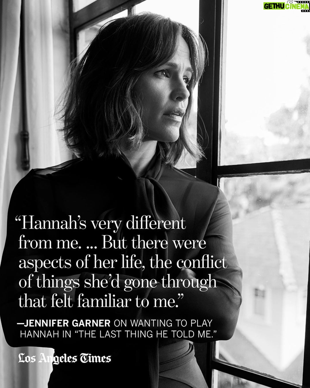 Jennifer Garner Instagram - Jennifer Garner might be famous for her air of easy affability. But she felt she could nail the role of Hannah, a skilled woodcrafter whose new husband (Nikolaj Coster-Waldau) mysteriously vanishes, leaving her to look after his headstrong adolescent daughter (Angourie Rice) in the Apple TV+ adaptation of Laura Dave’s bestseller “The Last Thing He Told Me.” She just wasn’t sure how to convince Hollywood she was right for the part. But when she heard the role was available, it was go time. She began dashing off letters to the producers. “I was like, ‘Here’s why I feel like I deserve a shot: I understand what it is to be the grown-up in the room and the weight of that, that I just have to keep showing up.’” Next thing she knew, Hannah was hers. Read our interview with Jennifer Garner at the link in bio. 🖊️ @margyrochlin 📸 @evanmulling #TheEnvelope #TheLastThingHeToldMe #AppleTV+