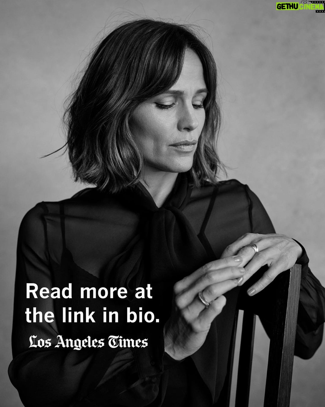 Jennifer Garner Instagram - Jennifer Garner might be famous for her air of easy affability. But she felt she could nail the role of Hannah, a skilled woodcrafter whose new husband (Nikolaj Coster-Waldau) mysteriously vanishes, leaving her to look after his headstrong adolescent daughter (Angourie Rice) in the Apple TV+ adaptation of Laura Dave’s bestseller “The Last Thing He Told Me.” She just wasn’t sure how to convince Hollywood she was right for the part. But when she heard the role was available, it was go time. She began dashing off letters to the producers. “I was like, ‘Here’s why I feel like I deserve a shot: I understand what it is to be the grown-up in the room and the weight of that, that I just have to keep showing up.’” Next thing she knew, Hannah was hers. Read our interview with Jennifer Garner at the link in bio. 🖊️ @margyrochlin 📸 @evanmulling #TheEnvelope #TheLastThingHeToldMe #AppleTV+