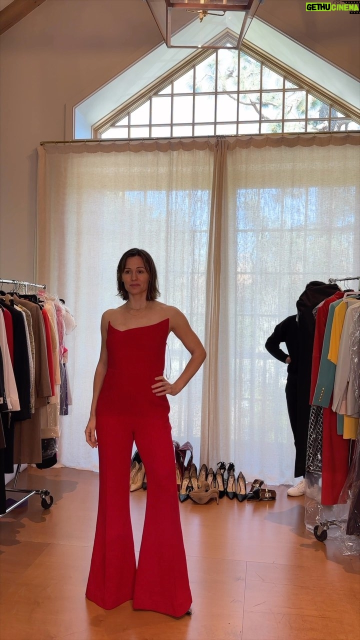 Jennifer Garner Instagram - You can take the girl out of sweatpants…but she’s changing right back as soon as the interview’s ✅. (Thank you for being the bestest, @msjordanjohnson, with @elsonista and @laurabasci) xxx