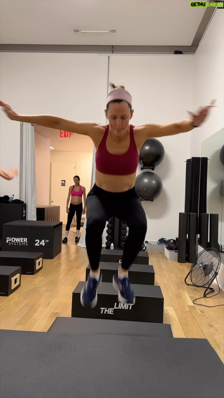 Jennifer Garner Instagram - Update: pregnancy hasn’t tamed @bethjnicely. 😬😈🥵 Happy birthday, Beth, we love waking up with you! Congratulations on 🤰🏻 and on 💪—your beautiful new @thelimitfit studio at 606 W. 26th Street, Chelsea NYC. ♥️ How can you be so lethal and so lovable at the same time? ♥️