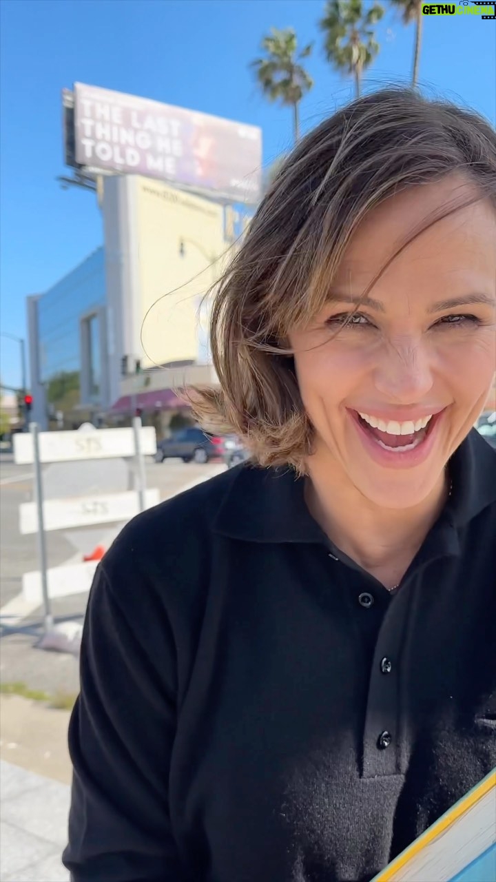 Jennifer Garner Instagram - Iβm so excited to share the news! ποΈπ£οΈ @AppleTV is offering a 2 month free trial of Apple TV+! If you are interested in joining us on the journey of #TheLastThingHeToldMe (streaming now!) go to the link in my bio to sign up. ππΌβ₯οΈ