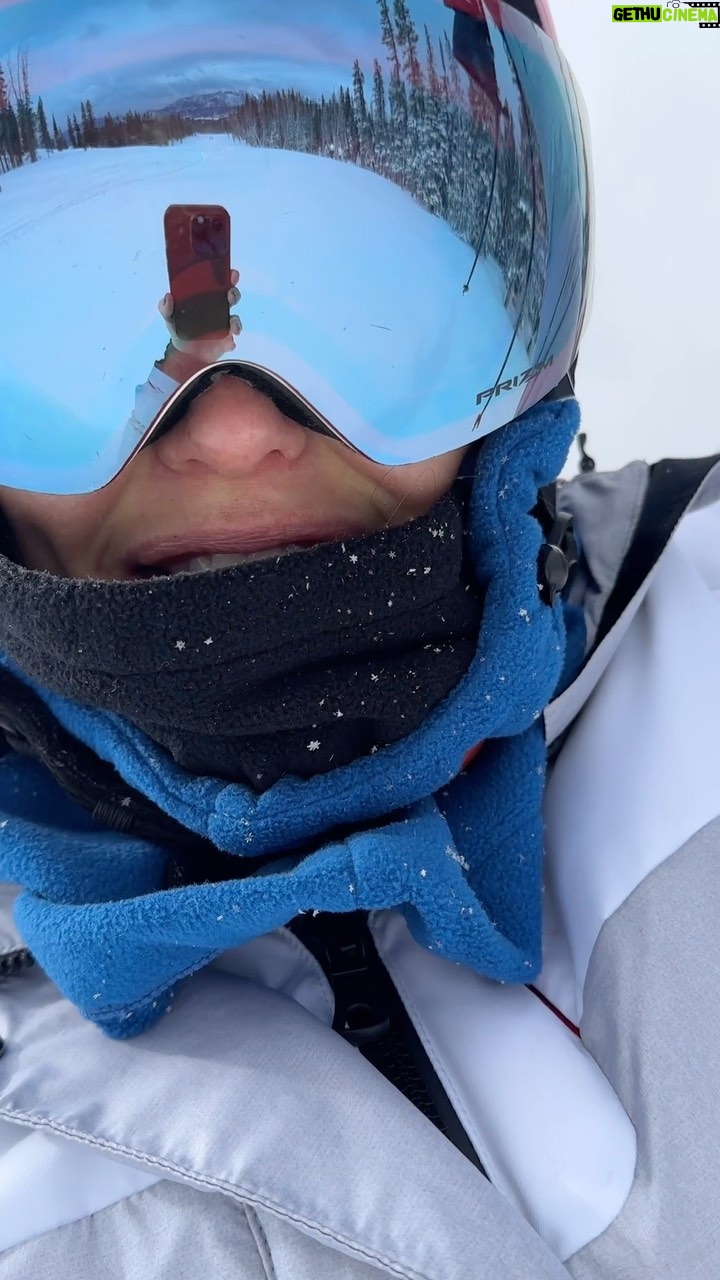 Jennifer Garner Instagram - Dear 40 year old Jen, thank you for learning to pizza and French fry on the bunny hill with the little kids. Iām so grateful to know the š¤ of fresh tracks. āļøāļøāļøāļøā„ļøāļø Dear šµš» Jen, what should we learn next?