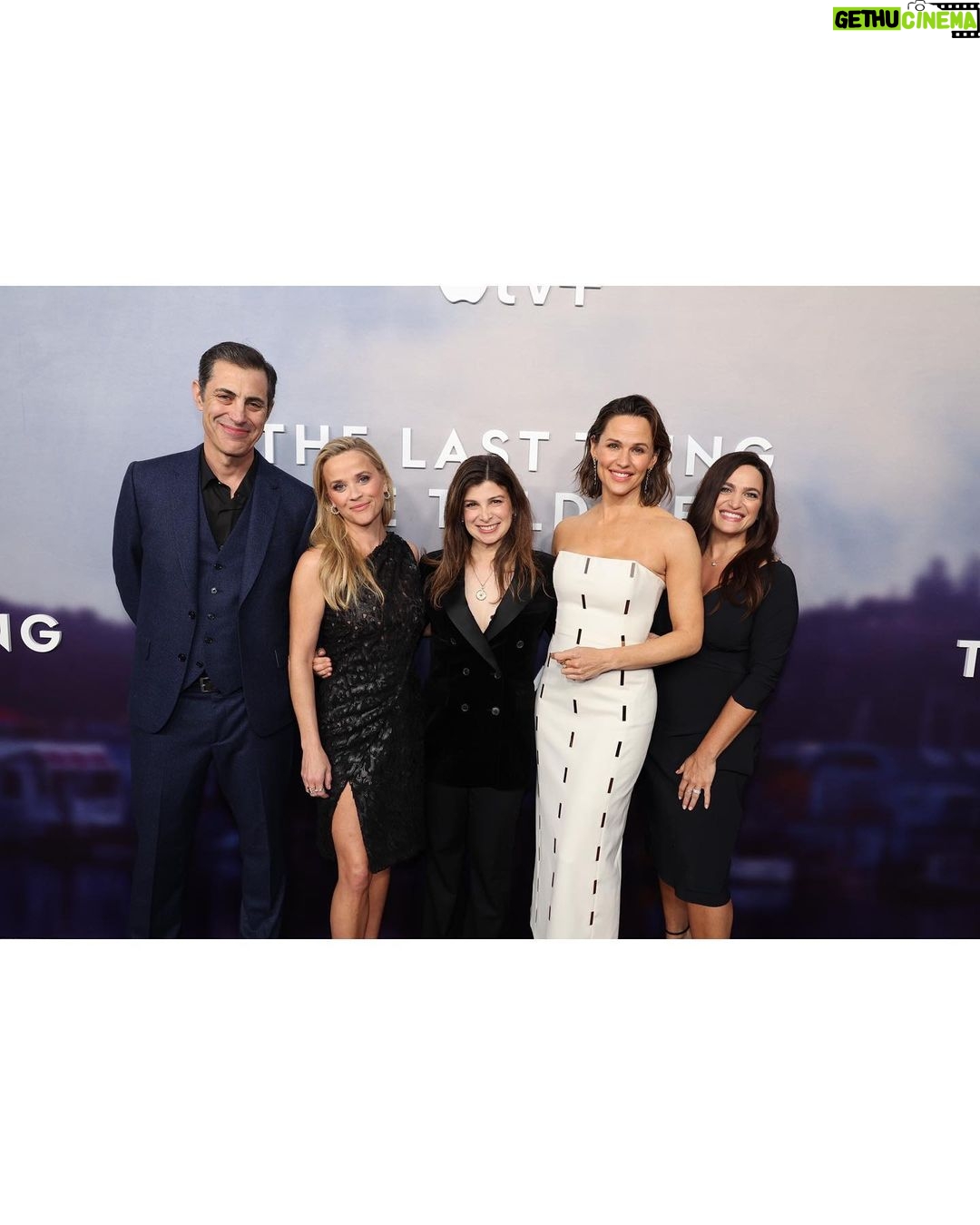 Jennifer Garner Instagram - ✨#TheLastThingHeToldMe ✨ is now streaming on @appletvplus (We missed you Scoob, @angourierice ♥️)