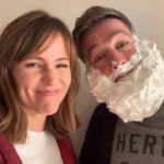 Jennifer Garner Instagram – Hello from the Walkers on the set of #FAMILYLEAVE.🎄😁♥️ @edhelms @netflixfilm