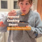 Jennifer Garner Instagram – #PretendCookingShow: Sweet Potato & Black Bean Chili. 🍠🫘🌶️ New Year’s Resolution for this old gal: more meatless meals! This recipe, an old favorite, helps. P.S.: It’s great in enchiladas, tacos, a thermos on a snowshoe walk—all around YUM. Happy New Year!!
.
Black Bean and Sweet Potato Chili by @sara_fostersmarket
Ingredients:
1 Tbsp olive oil
1 onion, chopped
2 medium sweet potatoes, diced
1 red bell pepper
1 green bell pepper
2 jalapeño peppers, seeded and diced
3 garlic cloves, minced
3 Tbsp chili powder
2 tsp ground cumin
2 tsp dried basil
1 tsp dried marjoram
1 tsp crushed red pepper flakes
3 bay leaves
1 tsp kosher salt
½ tsp ground pepper
6 cups low-sodium veg broth
1 (28oz) can chopped tomatoes
1 (12oz) beer
½ cup bulgur or barley
2 (15oz) cans black beans, rinsed and drained
Garnish: cilantro, scallions, avocado, sour cream, cheese, lime wedges
.
Directions:
1. Heat the olive oil in a large saucepan over med heat until sizzling hot and add onion. Reduce to low and cook, stirring often, ~10 mins. Add sweet potatoes, bell peppers and jalapeños, stirring occasionally, 5 mins more. Stir in garlic and cook, stirring, 1 min longer.
2. Add chili powder, cumin, basil, marjoram, red pepper flakes, bay leaves, salt & pepper and cook, stirring, ~2 mins. Add broth, tomatoes, beer and bulgur (I used farro!) and stir to combine, bringing to a low boil. Reduce to simmer and cook uncovered, stirring occasionally, ~40 mins.
3. Remove bay leaves from chili and discard. Add beans, stir to mix and continue to cook, stirring occasionally, until beans are heated through, ~15 mins. Garnish with cilantro and scallions (avocado, sour cream, and cheese, if you have them! Maybe blue corn chips, yum) and serve warm with wedges of lime to squeeze into chili.
4. Yum!