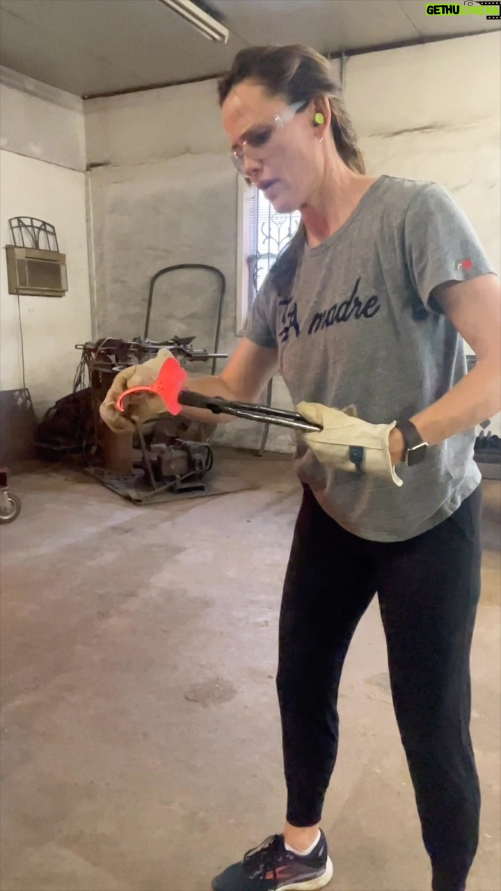 Jennifer Garner Instagram - Nothing makes my bells jingle like West Virginia artisans. My friends, Matt & Tessie @wallacemetalworks, invited me to their forgery this summer (after designing and making the most beautiful fire screens for my house) and talked me through crafting one of their coveted hand forged Christmas ornaments. Remember when you’re shopping for the holidays—support your local artists! 🤶🏻🎄
