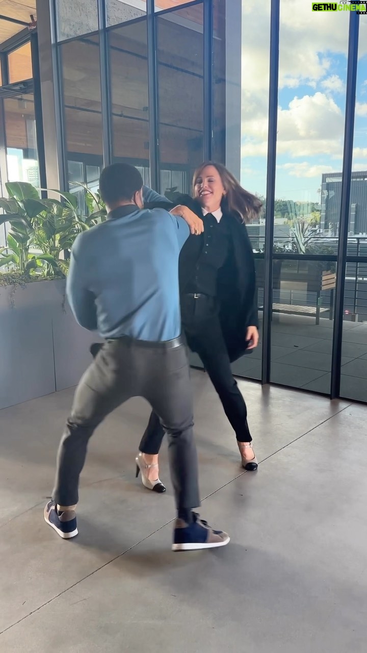 Jennifer Garner Instagram - #FAMILYLEAVE is off to the races! Day 1! 🤝🙌 @kingbach @netflixfilm