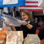Jennifer Garner Instagram - If you’re buying, they’re flying! 🐟 Thank you, Alex, for the soft landing, thank you, @pikeplacepublicmarket for the awesome Seattle day! Pike Place Market