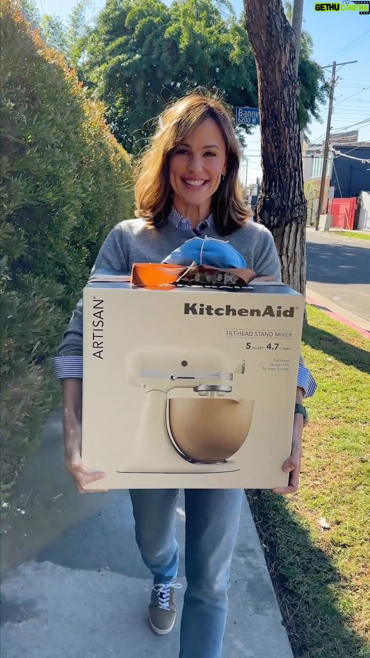 Jennifer Garner Instagram - I had the best day getting to meet and celebrate you— Melissa, Bettina, Michelle, and Charlie ♥️ with the gift that keeps on giving: the @kitchenaidusa Holiday 2022 Stand Mixer. #KitchenAidAmbassador