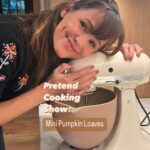 Jennifer Garner Instagram - #PretendCookingShow: Mini Pumpkin Loaves. #KitchenAidAmbassador To kick off the season of giving— try these impossible-to-mess-up pumpkin loaves for a cozy, delicious (and easy!) gift. (I’m not joking, they are foolproof). Do you know another cozy thing? I call her “sugar and spice and everything nice”— the new Holiday 2022 Stand Mixer from @kitchenaidusa. She is so pretty. They made more of them, so you and I— or the maker in your life!— can be twins. 👯‍♀️ They are available for a very limited time, so snag one early and call that gifting complete. ✔️ Now, who gets the first pumpkin loaf? 😏 . Downeast Maine Pumpkin Bread by @allrecipes (makes 1 loaf or 3 mini loaves) Ingredients: - 1 small sugar pumpkin (or ½ 15oz can) - 2 eggs - ½ cup safflower oil - 1 ¼ cups sugar - 1 ¾ cups all-purpose flour - 1 tsp baking soda - ½ tsp salt - ½ tsp ground cinnamon - ½ tsp ground nutmeg - ¼ tsp ground cloves - ⅛ tsp ground ginger . Directions: 1. Preheat oven to 350°. Cut pumpkin in half, stem to base. Remove seeds and pulp. Bake face down until tender, ~45 mins. 2. Scrape pumpkin meat from shell halves and puree in a food processor or food mill. 3. Grease and flour three mini loaf pans. 4. In the bowl of a stand mixer, add 1 cup pumpkin puree, eggs, oil, and sugar. Mix until well blended. In a separate bowl, whisk together flour, baking soda, salt, cinnamon, nutmeg, cloves and ginger. Add dry ingredients to wet ingredients until just combined. Pour into prepared pans. 5. Bake for ~25 minutes, until a toothpick comes out clean. 6. Wrap and gift! 🎁