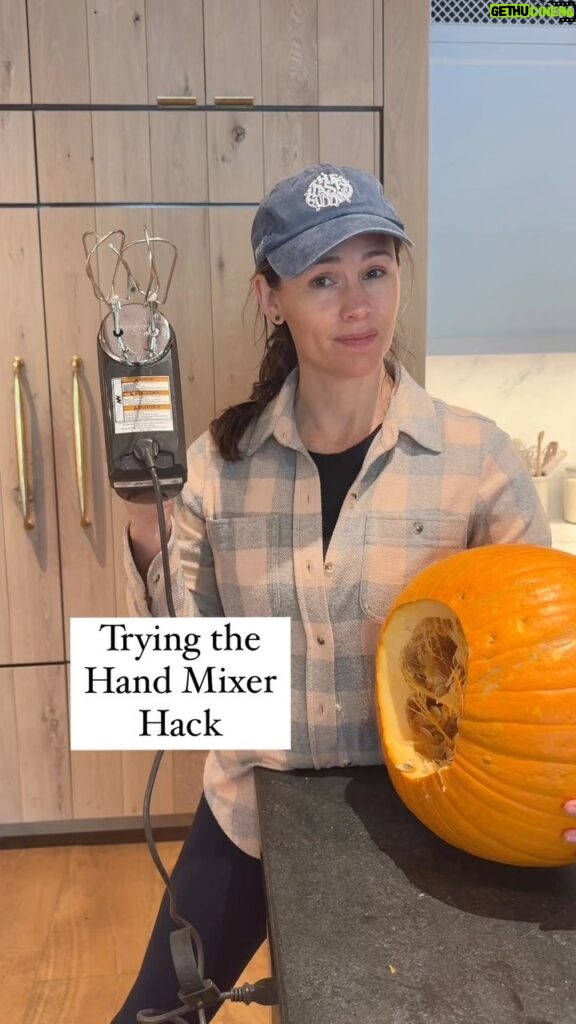 Jennifer Garner Instagram - Spoiler alert: the hand mixer hack works! 🎃 . Hi, @brunchwithbabs!