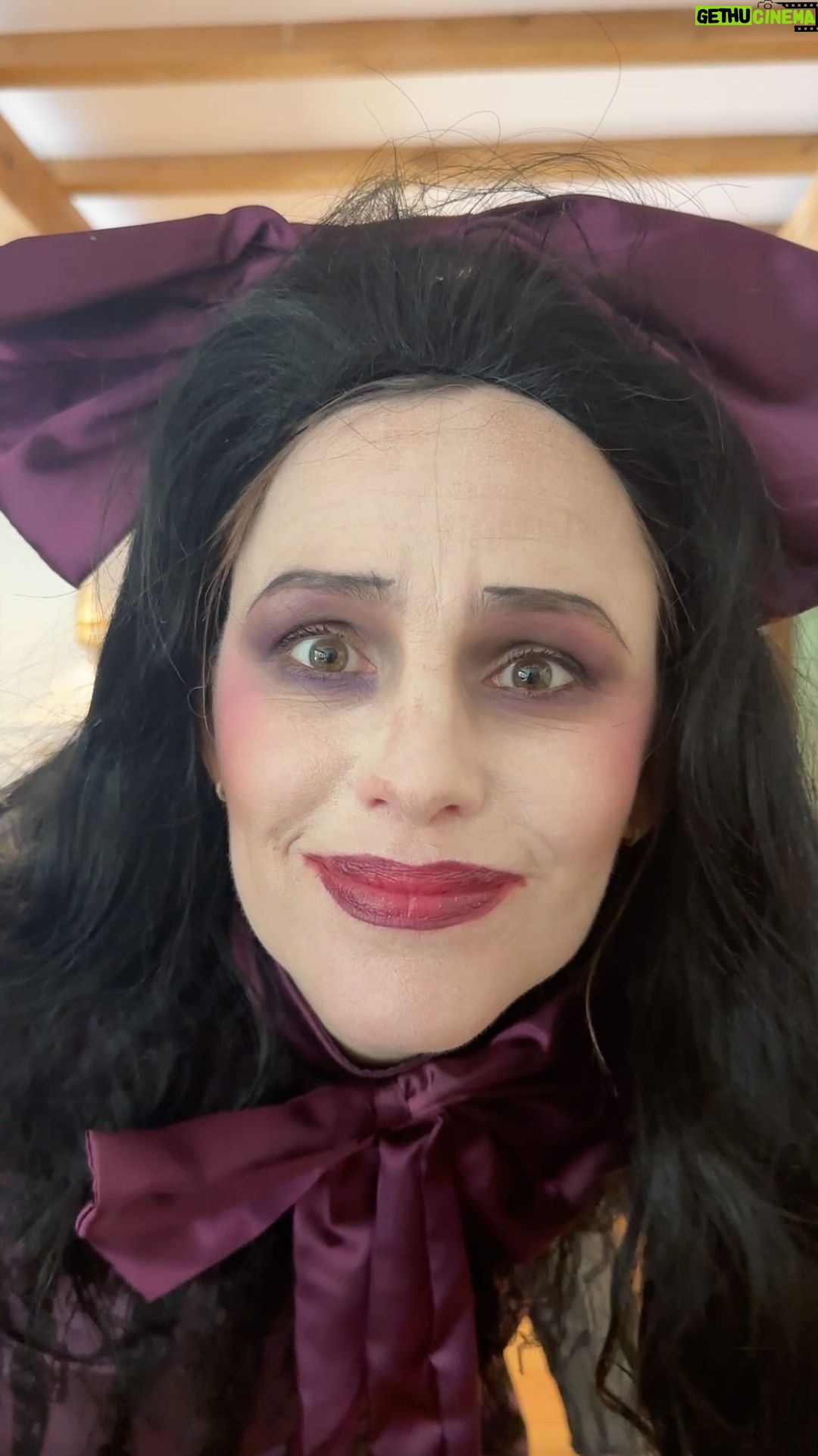 Jennifer Garner Instagram - Three little ghostesses, Sitting on postesses, Eating buttered toastesses, Greasing their fistesses, Up to their wristesses. Oh, what beastesses To make such feastesses! #HappyHalloween 👻 👻 👻 . Makeup by @fionastiles