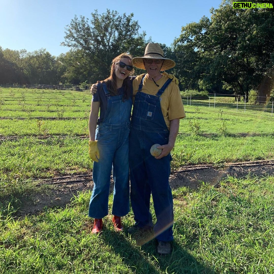 Jennifer Garner Instagram - Happy #NationalFarmersDay, Uncle Robert. π¨πΌβπΎπΎβ₯οΈππ©π»βπΎ