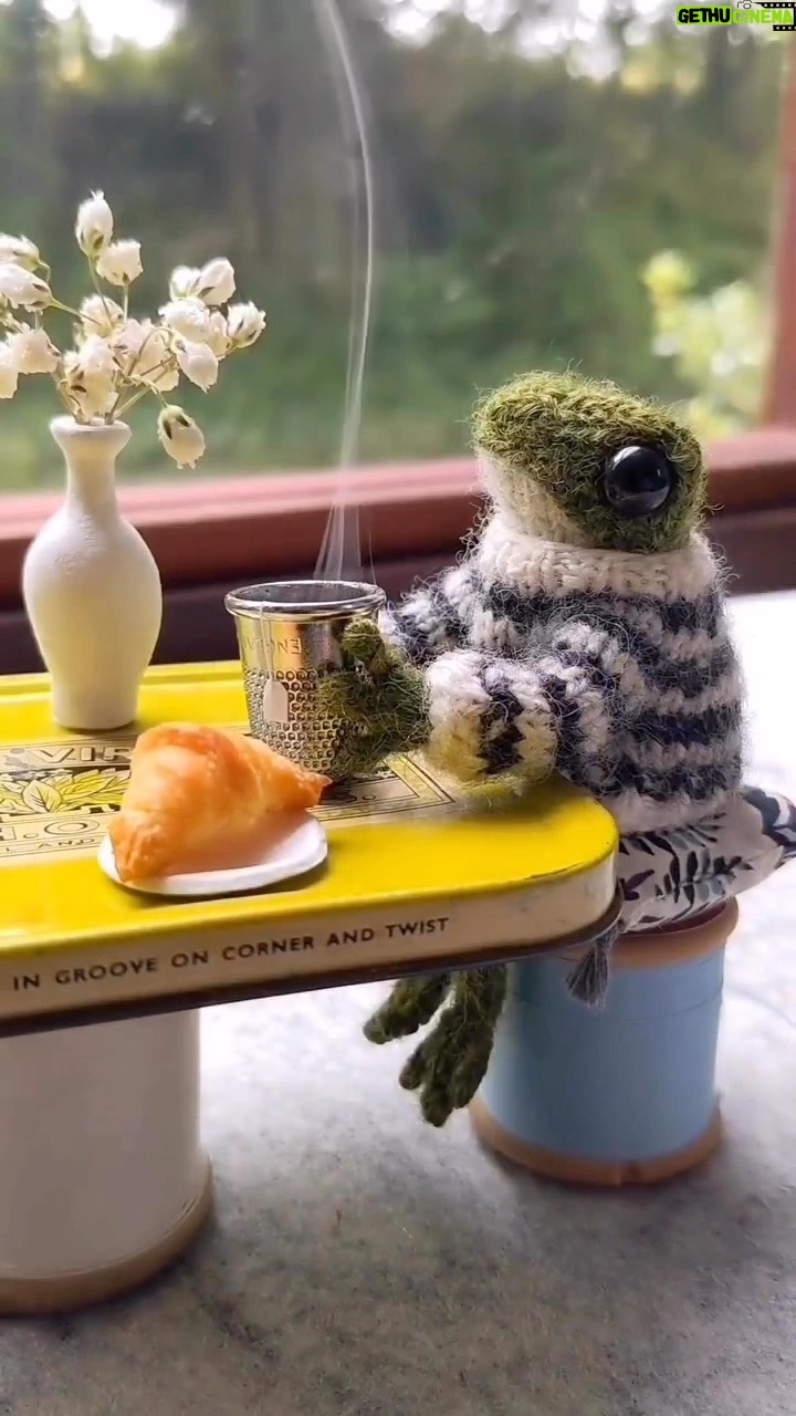 Jennifer Garner Instagram - This is cozy. ☕️🧶♥️ . 🐸: @indiarosecrawford (thank you for sharing, @thingserykasees)