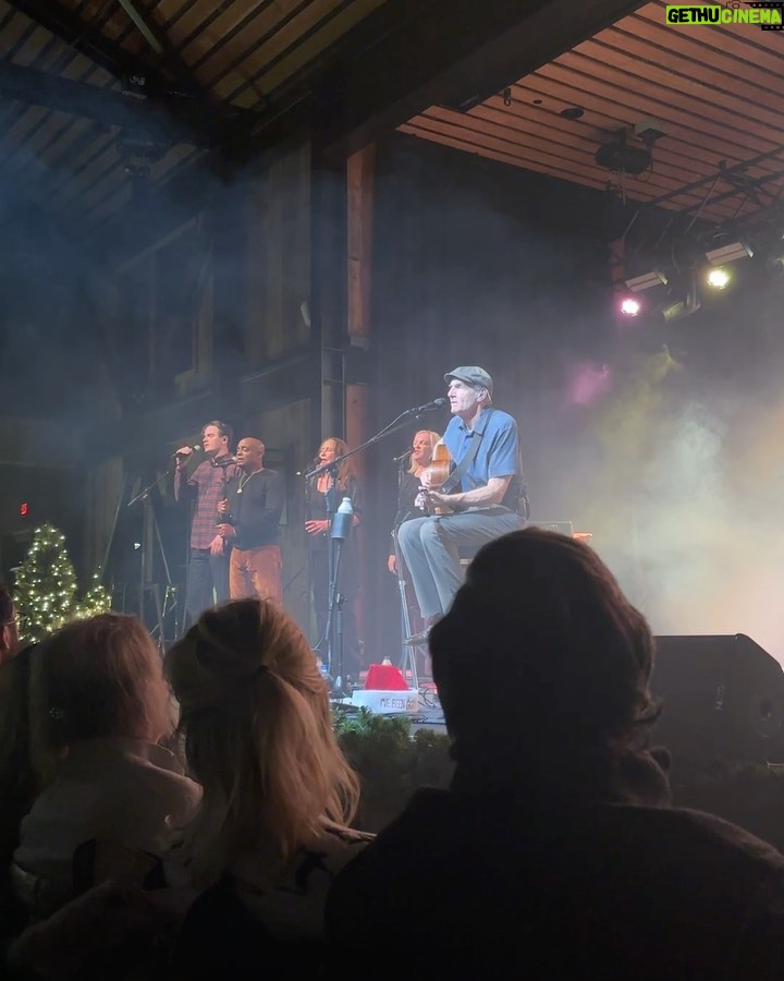 Jennifer Garner Instagram - I promise he invited us to sing along. Thank you for the perfect night out, @jamestaylor_com, we loved every minute. ♥️🎄♥️