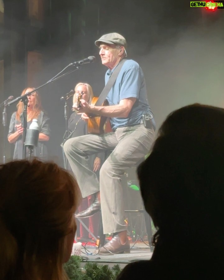 Jennifer Garner Instagram - I promise he invited us to sing along. Thank you for the perfect night out, @jamestaylor_com, we loved every minute. ♥️🎄♥️