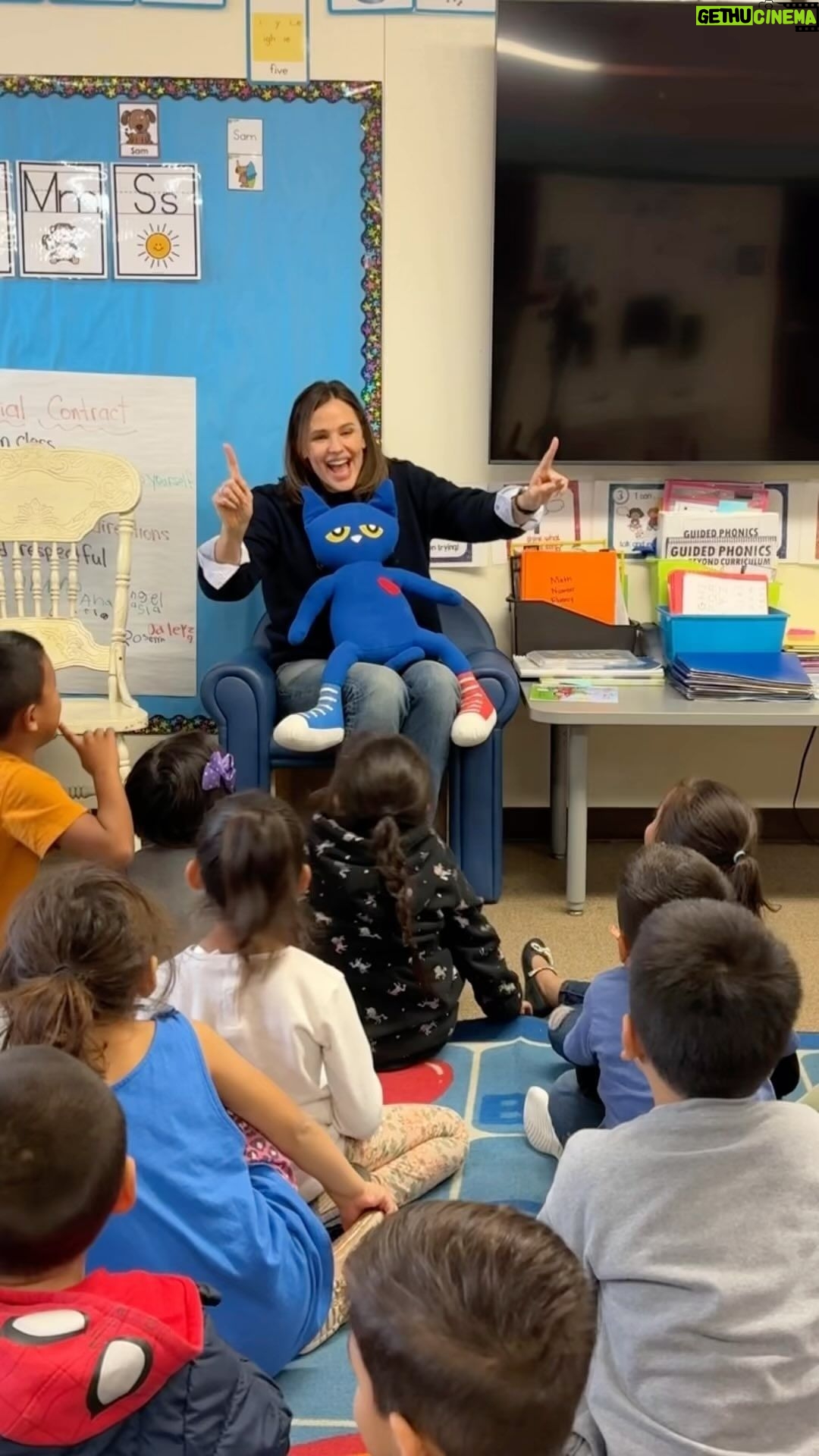 Jennifer Garner Instagram - What better way to start your day than with a little chaos, an inspiring community in California’s Central Valley, and a refresher course on The Alphabet Song. Thank you, @cynthiamcfadden @todayshow @nbcnews for diving into the world of little kids in forgotten corners of America with @savethechildren and me. Alpaugh, California