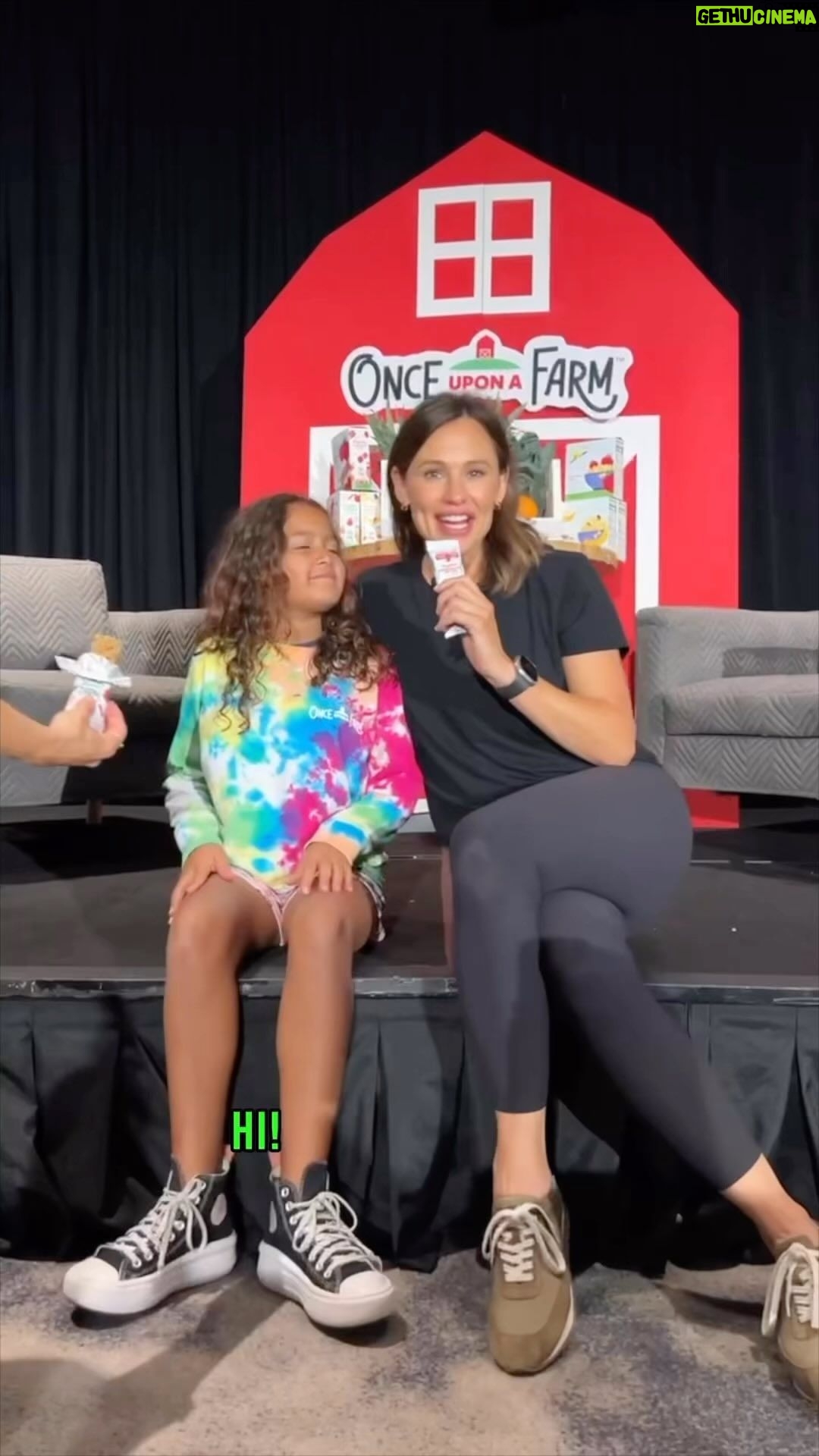 Jennifer Garner Instagram - Well, the results are in from the toughest critics— thumbs up across the board! 👍♥️ Try ✨new✨ @onceuponafarm Refrigerated Oat Bars for yourselves @target @wegmans or, of course, in a variety pack on #OnceUponAFarm’s website. 👍👍👍