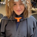 Jennifer Garner Instagram - For someone who loves fresh hair color, I sure put off trips to the salon. If you, too, are a walking contradiction, please meet @virtuelabs ColorKick duo! Besties to your highlights, MVPs of lowlights—Colorkick Illuminating Mask and De-Brasssing Shampoo keep your hair color brighter, healthier and more vibrant in between color appointments. They are both powered by Virtue’s patented Alpha Keratin 60ku technology— it’s the breakthrough biotech for your shiniest, most luminous color yet! 💁🏻‍♀️