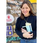 Jennifer Garner Instagram - @markkshriver and I felt the Diné’s (Navajo) rich history and culture woven throughout the community as we visited community leaders at the Central Consolidated School District in Navajo Nation (New Mexico). We had a collaborative, welcoming conversation about how @savethechildren can best help area children thrive, I enjoyed my first mutton stew, blue mush, and blue corn cookies (delicious!), and ⭐️ leaders from the local ECHO Food Bank told us they receive food from @onceuponafarm’s partnership with @savethechildren ⭐️—🥰—it was a win, all around. An educator from San Juan County told Mark and me, “You dream of a silver bullet showing up to help us feed these kids, get them started on the right foot in school, especially in their early years. Save the Children is our silver bullet.” The next day, Mark and I met with @govmlg and members of her cabinet, as well as New Mexico’s Legislature, and found them to be engaged and informed. In Gov. Lujan Grisham’s administration, Early Education is top priority; @savethechildren is proud to work in partnership with New Mexico’s most under resourced schools. (Bonus: Visiting @ndinewmexicoofficial, the New Mexico chapter of the @nationaldanceinstitute, started 30 years ago by my friend Catherine Oppenheimer. Full on JOY) (Bonus 2: a @savethechildren home visit with a Diné home visitor who incorporated tradition and custom into her work with Leiyalynn and her daughter. We loved the Pow Wow dresses ♥️) San Juan County, New Mexico