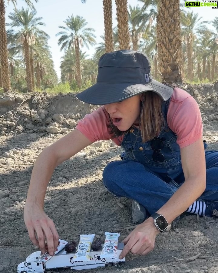 Jennifer Garner Instagram - I love meeting @onceuponafarm suppliers—and I’ll harvest dates for our products any time! 🌴👩🏻🌾☀️ I ♥️ farmers! Coachella Valley, California