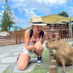 Jennifer Hong Instagram – 👇

這位水豚君小姐
看我手上拿著她愛吃的牧草
立刻靠近我

正當我把牧草遞給她時
她居然把頭撇向一旁定格不動⋯⋯⋯⋯⋯⋯⋯⋯⋯⋯⋯⋯⋯很久
我還以為她有什麼心事🤣

水豚君真的是一種逗趣又療癒人心的生物吶～
.
.
.
#lingling #水豚君 #班比山丘