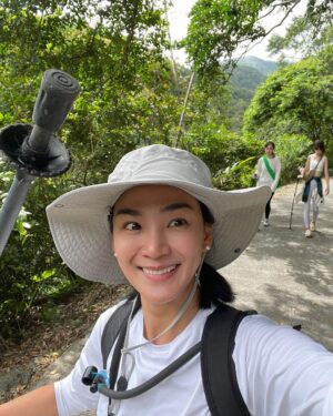 Jennifer Hong Instagram - 🏔️

一直想爬的抹茶山～我來啦！
帶著期待+躍躍欲試的心
還帶上我兩位可愛的朋友
心想這趟小旅行根本太美麗了呀。

結果⋯⋯⋯
沒有看到抹茶山
因為三個睡到中午才出發⋯⋯🤣

未完成的抹茶山之後再續～
.
.
.
#lingling #爬山 #抹茶山 #聖母峰登山步道 #開心 #長舌 #愛講話 #聊天 #姐妹 #朋友