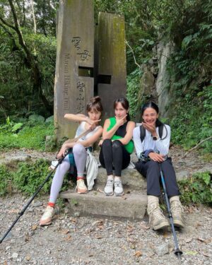 Jennifer Hong Instagram - 🏔️

一直想爬的抹茶山～我來啦！
帶著期待+躍躍欲試的心
還帶上我兩位可愛的朋友
心想這趟小旅行根本太美麗了呀。

結果⋯⋯⋯
沒有看到抹茶山
因為三個睡到中午才出發⋯⋯🤣

未完成的抹茶山之後再續～
.
.
.
#lingling #爬山 #抹茶山 #聖母峰登山步道 #開心 #長舌 #愛講話 #聊天 #姐妹 #朋友