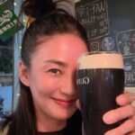 Jennifer Hong Instagram - 🍹 朋友說黑麥啤酒有保濕、收縮毛孔的功效請我喝⋯😒 有沒有這麼厲害我不知道 只知道熱熱的夏夜來杯甜甜的飲料～嗯～～好冰好好喝阿！ . . . #lingling #friend #sweet #summernight #summer #drink