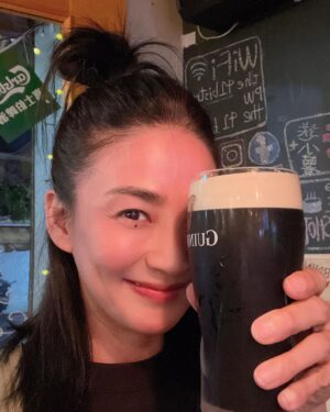 Jennifer Hong Instagram - 🍹

朋友說黑麥啤酒有保濕、收縮毛孔的功效請我喝⋯😒
有沒有這麼厲害我不知道

只知道熱熱的夏夜來杯甜甜的飲料～嗯～～好冰好好喝阿！
.
.
.
#lingling #friend #sweet #summernight #summer #drink