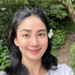 Jennifer Hong Instagram - 🌱 走在山間小徑上 看到⋯美麗的雞蛋花 就想把它戴在耳朵上 姪子說哎唷！花比人嬌⋯ 我說不是人比花嬌嗎？😬 . . . #lingling #flower #mountain #people #花 #人 #山