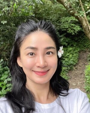Jennifer Hong Instagram - 🌱

走在山間小徑上
看到⋯美麗的雞蛋花
就想把它戴在耳朵上
姪子說哎唷！花比人嬌⋯
我說不是人比花嬌嗎？😬

.
.
.
#lingling #flower #mountain #people #花 #人 #山