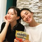 Jennifer Hong Instagram - 🥟 昨晚收工後帶著些許睏意收拾行李準備回家時~ 經紀人問：有人問妳很久不見了要去她家坐坐嗎？如果不累的話？ 不要臉的我說：好，但我要吃宵夜才要去。 經紀人說：妳很過分捏還要吃宵夜？ 晚餐已吃光一個便當，剛又喝了一碗湯，現在還想吃宵夜？ 不要臉的我說：不管阿我要吃東西，那她要煮什麼給我吃？我要吃泡麵加蛋喔！ 經紀人說：沒有要給妳吃那麼好還加蛋勒？妳吃太多了。 娘娘說：煮什麼吃什麼還選勒？ （一如往常跩跩的她） 哎呀呀！能在夜深人靜時 有人願意為你煮上熱騰騰的宵夜 就已經夠幸福的啦。 謝謝我的娘娘親手幫我煮的水餃🥟萬分感謝呀！ 要走時還收到了一個甜甜的小禮物 為我昨天的拍戲人生劃上一個美麗的句點。 . . . #lingling #拍戲人生 #謝謝 #開心 #happy #thankyou