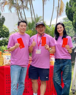 Jennifer Hong Instagram - 🎬

好久沒跟柳廣輝導演一起合作，這次#某某#又是這麼著名的網路小說改編，好期待繼「刻在你心底的名字」後，導演又要帶來什麼刻骨銘心的愛情了，今天剛開拍就已經非常期待。
.
.
.
#lingling #某某