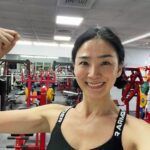 Jennifer Hong Instagram - 🌨️ 今天外面下大雨，我在健身房下小雨練完變巨乳女神🤣 呵呵⋯ 沒有變巨乳啦 怎麼可能 變筋肉人啦 話說下過雨的溫度才是最適合跑步的天氣吧！我昨天到底在幹嘛阿？ . . . #lingling #run #running #raining #下雨天 #跑步 #跑步日記
