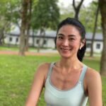 Jennifer Hong Instagram - 🏃🏼‍♀️ 這幾天朋友見我驚呼⋯ 妳是不是瘦了啊？ 妳怎麼瘦那麼多？ 其實我體重沒有什麼改變 我一樣正常吃 而且胃口還特別好（吃很多）😬 想著⋯哎呀！ 朋友覺得我好像瘦了 是不是跟我最近跑步有關？ 其實每次跑步時我都在想⋯ 今天會不會一下就腿痠阿？ 今天可以跑幾圈？ 好熱喔⋯⋯還是今天不要跑好了🫣 但聽見朋友都說我好像瘦了 就覺得～嗯！辛苦果然是有代價的⋯ 跑步時我總覺得⋯好漫長阿 但是不是應該保持跑步這樣的好習慣勒？ 除了朋友說我變瘦 睡眠品質變好 皮膚也變好了 看來跑步好處多多再痛苦也要堅持下去是不！ . . . #lingling #跑步 #跑步日記 #running