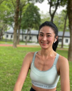 Jennifer Hong Instagram - 🏃🏼‍♀️

這幾天朋友見我驚呼⋯
妳是不是瘦了啊？
妳怎麼瘦那麼多？

其實我體重沒有什麼改變
我一樣正常吃
而且胃口還特別好（吃很多）😬

想著⋯哎呀！
朋友覺得我好像瘦了
是不是跟我最近跑步有關？

其實每次跑步時我都在想⋯
今天會不會一下就腿痠阿？
今天可以跑幾圈？
好熱喔⋯⋯還是今天不要跑好了🫣

但聽見朋友都說我好像瘦了
就覺得～嗯！辛苦果然是有代價的⋯

跑步時我總覺得⋯好漫長阿
但是不是應該保持跑步這樣的好習慣勒？
除了朋友說我變瘦
睡眠品質變好
皮膚也變好了

看來跑步好處多多再痛苦也要堅持下去是不！
.
.
.
#lingling #跑步 #跑步日記 
#running