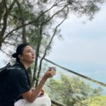 Jennifer Hong Instagram - ： 明天要上海拔2千多公尺高的山工作 期待山上的美景 興奮山上的溫度會是幾度勒🥶顆顆 爬完山再來杯熱呼呼的咖啡應該會很完美⋯吧！ . . . #lingling #工作 #爬山 #咖啡