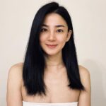 Jennifer Hong Instagram - 😮‍💨 這幾天坐在家裡都能悶出一身汗，再看看這好不容易留長的頭髮…（想著要剪✂️不剪✂️⋯⋯） 由於本人的髮量過於驚人，我的髮量等於是兩個人的髮量⋯那麼多。 想著想著，嗯～還是決定去去這過多的髮量，好像可以涼快些還能換個造型，你們說呢？ . . . #lingling #剪頭髮 #頭髮 #夏天 #熱 #cut #hot #hair