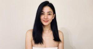 Jennifer Hong Instagram - 😮‍💨

這幾天坐在家裡都能悶出一身汗，再看看這好不容易留長的頭髮…（想著要剪✂️不剪✂️⋯⋯）

由於本人的髮量過於驚人，我的髮量等於是兩個人的髮量⋯那麼多。

想著想著，嗯～還是決定去去這過多的髮量，好像可以涼快些還能換個造型，你們說呢？
.
.
.
#lingling #剪頭髮 #頭髮 #夏天 #熱 #cut #hot #hair