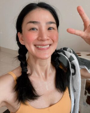 Jennifer Hong Instagram - 🙌

真的不敢相信自己的意志力呀
可以不睡覺一直走一直走
都是因為有媽祖的庇佑吧🫶🏻

但⋯回到家後，足足睡了兩天
動不了⋯不想動⋯讓自己廢在床上

躺在床上有感而發地覺得自己真的老了！這以前都是熬通宵隔天再上工也不見疲憊阿？

摸著陪了我多年的身軀和雙腿都想跟她說辛苦妳了。

也覺得
真的不要熬夜
熬夜實在太傷身體了
但一定要讓身體動起來因為越動越健康
 
又要放假啦
大夥們趕緊動一動讓身體排排毒吧！
.
.
.
#lingling #熬夜 #動起來 #運動 #健康 #workout #move #stayuplate