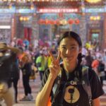 Jennifer Hong Instagram - 🙏 人生中第一次大甲媽祖遶境，好久沒有搭火車的我，帶著愉快也小興奮的心情，搭著區間快車從桃園一路挺進大甲。 踏上聖地就看見滿懷虔誠信仰的信眾們一起朝聖這個台灣文化一年一度宗教盛事的大甲媽遶境。據說這還是世界三大宗教盛事之一呢！ 沿途的活動會讓你感覺置身國外的嘉年華會。 而這個充滿台灣風情的嘉年華會，除了有大仙ㄤ仔 絢爛的煙火 愛鞭炮的虎爺 光彩透明的泡泡和大開眼界的我！ 沿路上都有熱心的信眾提供美食，還會親切的和妳說聲辛苦了，嗯！沒有比這更暖心的問侯了，這應該就是台灣人文最迷人的地方。 . . . #lingling #大甲鎮瀾宮 #大甲媽 #廟會文化 #暖心 #warm #人文