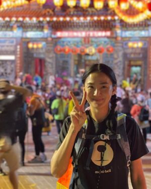 Jennifer Hong Instagram - 🙏

人生中第一次大甲媽祖遶境，好久沒有搭火車的我，帶著愉快也小興奮的心情，搭著區間快車從桃園一路挺進大甲。

踏上聖地就看見滿懷虔誠信仰的信眾們一起朝聖這個台灣文化一年一度宗教盛事的大甲媽遶境。據說這還是世界三大宗教盛事之一呢！

沿途的活動會讓你感覺置身國外的嘉年華會。
而這個充滿台灣風情的嘉年華會，除了有大仙ㄤ仔 絢爛的煙火 愛鞭炮的虎爺 光彩透明的泡泡和大開眼界的我！

沿路上都有熱心的信眾提供美食，還會親切的和妳說聲辛苦了，嗯！沒有比這更暖心的問侯了，這應該就是台灣人文最迷人的地方。
.
.
.
#lingling #大甲鎮瀾宮 #大甲媽 #廟會文化 #暖心 #warm #人文