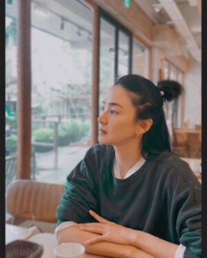 Jennifer Hong Instagram - ☕️

我們心裡珍視的東西都是有重量的，要習慣戴著這個重量⋯好好生活。
.
.
.
#lingling #heart #weight