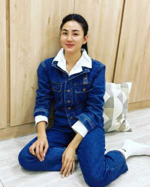 Jennifer Hong Instagram - 👋👋👋

好久沒上社群
決定穿上～
穿搭達人鮪魚兒的美美禮物
來跟我可愛的鈴鐺們分享近況

消失好長一段時間的我在年後社群帳號突然被封鎖⋯了
怎麼照著步驟操作就是無法解鎖
鈴鐺們也有遇過這種情況嗎？？？
明明都照著步驟ㄧㄧ操作了
可就會一直鬼打牆似的又回到原點然後還是解不開⋯真的氣到想翻桌耶🤬

還好我的神隊友幸星娛樂的大家長林可喬女士神之手摸一摸後⋯就解鎖了！真的太神奇了傑克🥰
這就是為什麼我許久沒分享動態的原因。
.
.
.
#lingling #clothes #finally #happy 
@weiyin.com.tw 
@hsinstarforever