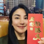 Jennifer Hong Instagram - 🐰 兔年好運擋不住兔年財源滾滾來呀滾滾來🤣！ 💰💰💰 . . . #lingling #春酒 #紅包